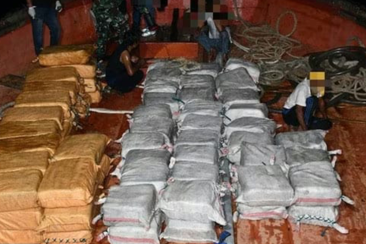 TNI Angkatan Laut menggagalkan penyelundupan narkotika seberat 1,9 ton di perairan Selat Durian, Kabupaten Karimun, Kepulauan Riau. (Foto: TNI)