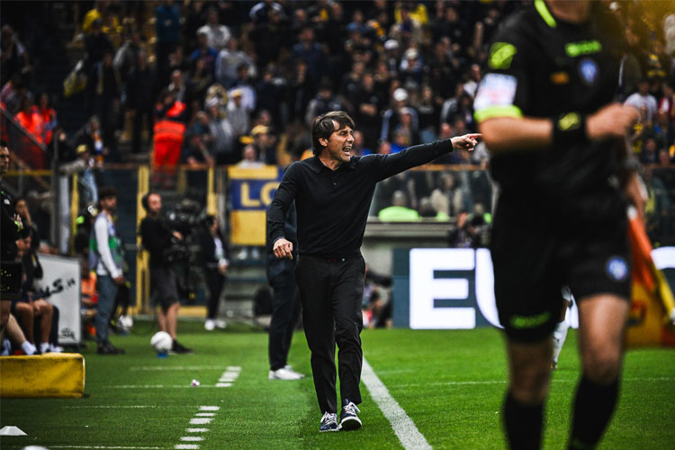 Pelatih Napoli Antonio Conte saat memimpin pasukanya melawan Parma, Minggu (15/5/2025).