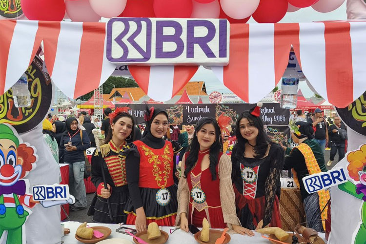 BRI turut ambil bagian dalam kemeriahan Festival Rujak Uleg 2025 yang berlangsung di Surabaya Expo Center (SBEC) pada Sabtu (17/5/2025) malam.(Dok.BRI)