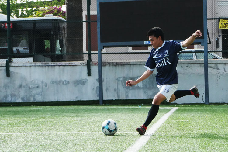 Bola digiring oleh pemain dalam ajang IISD 2025 PPI Izmr. (FOTO: PPI Izmir)