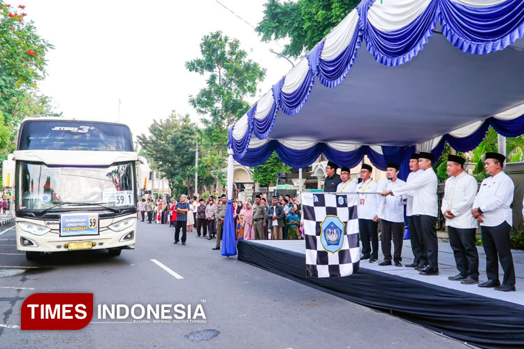 Bupati Yuhronur Efendi Berangkatkan 2 Kloter Jemaah Haji Asal Lamongan