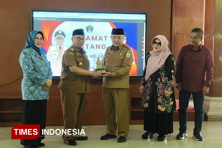 Bupati Malang, HM Sanusi, MM, saat menerima cinderamata dari Bupati Blitar, H Rijanto, dalam acara kunjungan kerja Bupati Malang bersama satu kerja Pemkab Malang. (Foto: Zainal/TIMES Indonesia)