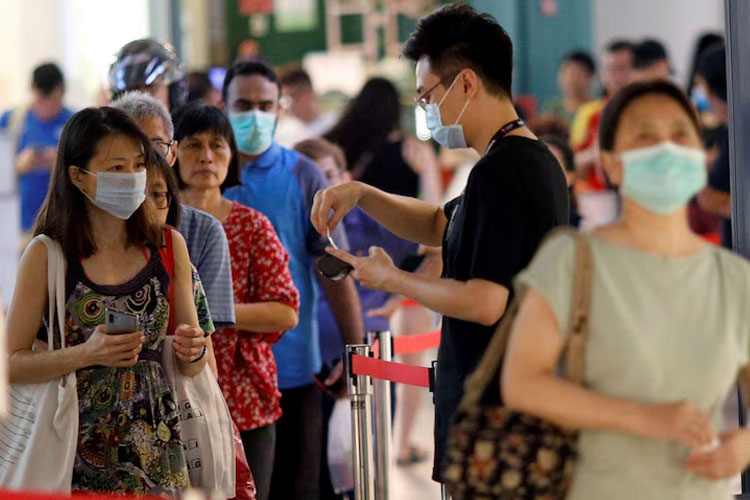Arsip - Warga Singapura dengan menggunakan masker beraktivitas di pusat kota. Kementerian Kesehatan (MOH/Ministry of Health) dan Badan Penyakit Menular (CDA) Singapura melaporkan peningkatan kasus COVID-19 dalam sepekan terakhir. (AP/Edgar Su)