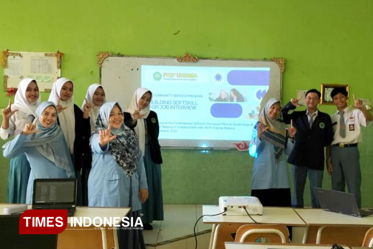 Pengabdian Dosen FKIP Unisma Malang di SMKN 12 Malang dengan pelatihan penyusunan CV dan simulasi wawancara kerja dalam bahasa inggris. (FOTO: AJP TIMES Indonesia)
