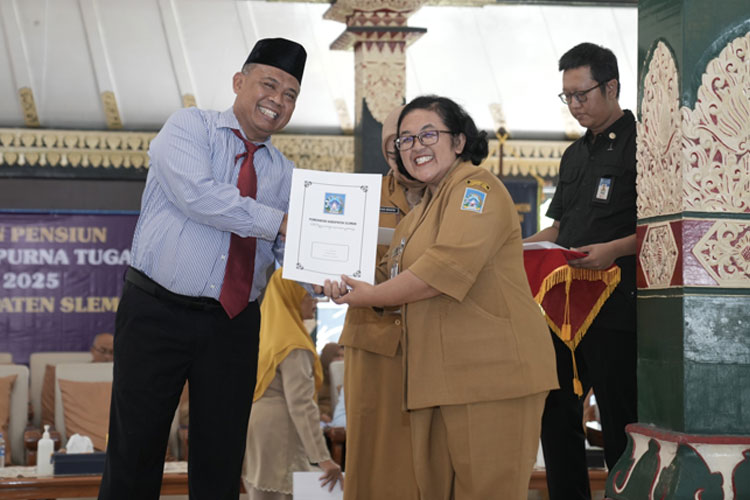 Bupati Sleman Serahkan SK Pensiun kepada 232 PNS dan Ajak Terus Mengabdi di Masyarakat