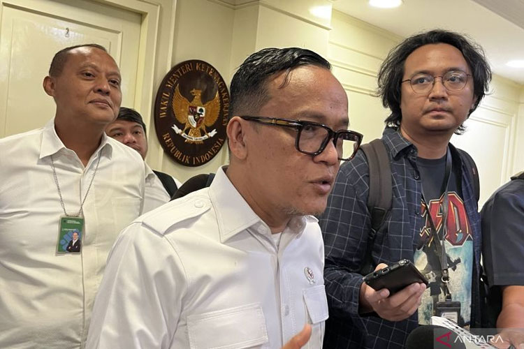 Wakil Menteri Ketenagakerjaan (Wamenaker) Immanuel Ebenezer Gerungan saat ditemui di Kementerian Ketenagakerjaan RI Jakarta, Senin (19/5/2025). (FOTO: ANTARA/Arnidhya Nur Zhafira)