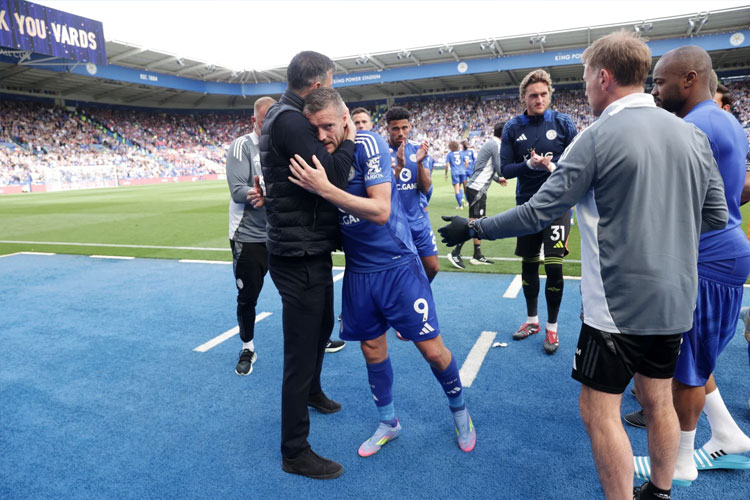 Jamie Vardy mendapat pelukan hangat dari pelatih Leicester City Ruud van Nistelroy usai ditarik keluar di menit ke-80 saat laga melawan Ipswich Town di Stadion King Power, Minggu (18/5/2025). (foto: Leicester City)