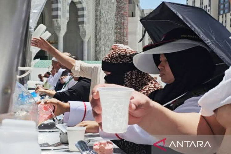 Jemaah haji sedang memgambil air zam zam yang disediakan di sekitar Masjidil Haram. Jemaah diminta menjaga kondisi tubuh di tengah cuaca panas ekstrem di Makkah. (FOTO: MCH 2024)