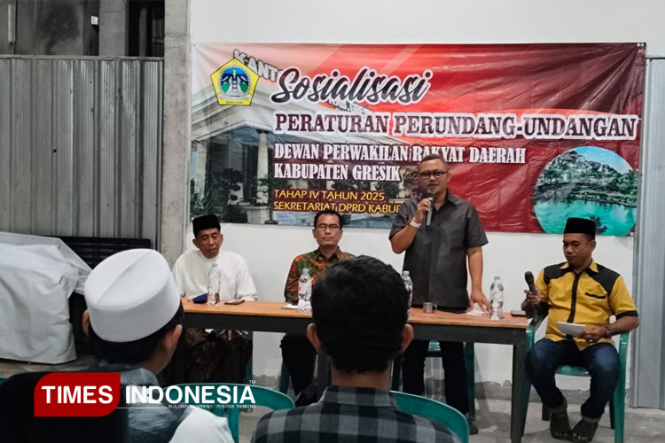 Anggota DPRD Kabupaten Gresik Khusnul Fiqhan saat sosialisasi Perda di Desa Masangan Kecamatan Bungah (Foto: Akmal/TIMES Indonesia).