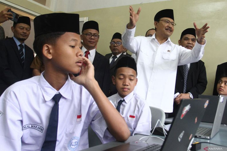 Menteri Sosial Saifullah Yusuf melihat Simulasi Pembelajaran Sekolah Rakyat di Internasional Islamic Boarding School (IBBS) Al Hikmah, Kota Batu, Senin (19/5/2025). (Foto: ANTARA/Ari Bowo Sucipto)