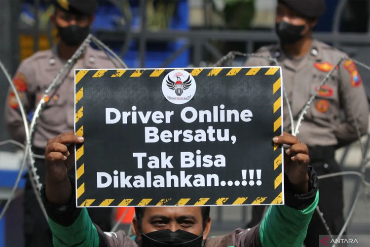Pengemudi ojek dan taksi online yang tergabung dalam Asosiasi Pengemudi Ojol Garda Indonesia berencana menggelar aksi unjuk rasa pada Selasa, 20 Mei 2025. Aksi ini akan disertai dengan penghentian layanan secara massal. (ANTARA FOTO/Didik Suhartono