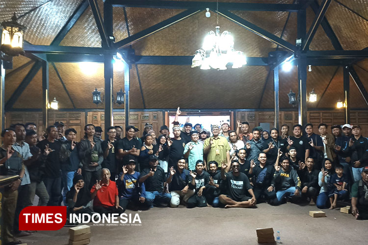Para-pelaku-kesenian-Jaranan-saat-foto-bersama.jpg