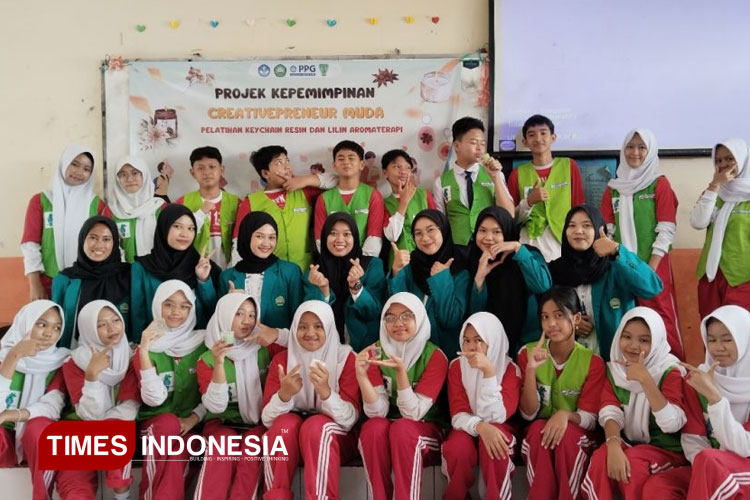 Mahasiswa Program Pendidikan Profesi Prajabatan Gelombang 2 Tahun 2024 Unisma Malang melaksanakan pelatihan keterampilan wirausaha kepada siswa SMPN 13 Malang. (FOTO: AJP TIMES Indonesia)