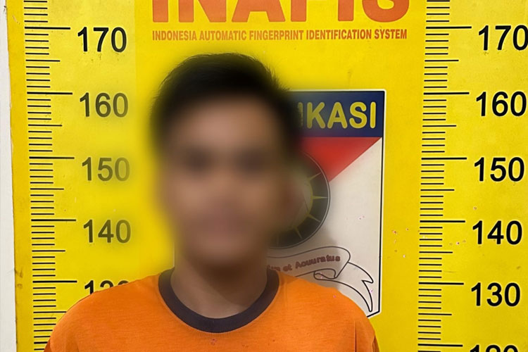 Tersangka penganiayaan yang menikam teman sendiri hingga tewas, kini diamankan di Rutan Polres Malang. (Foto: Humas Polres)
