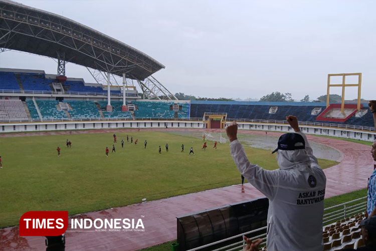 Uforia kemenangan Tim Porprov Sepak Bola Putra Banyuwangi, saat melawan Situbondo. (Foto : Syamsul Arifin/TIMES Indonesia).