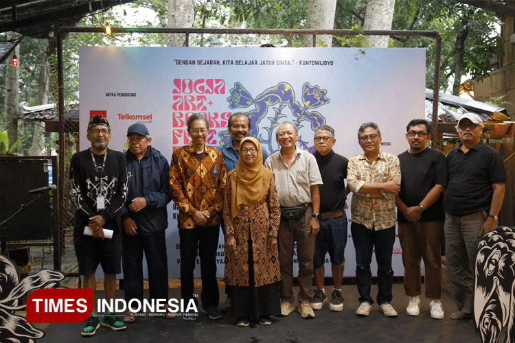 Susilaningsih, istri Alm. Kuntowijoyo, foto bersama budayawan, sastrawan dan seniman usai membuka acara JAB Fest 2025, Senin, 19/5/2025, di The Ratan Yogyakarta. (FOTO: Eko Susanto/TIMES Indonesia)