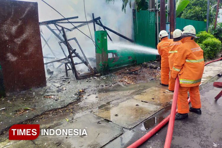 Warung Semi Permanen di Wonorejo Timur Hangus Terbakar