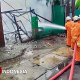 Warung Semi Permanen di Wonorejo Timur Hangus Terbakar