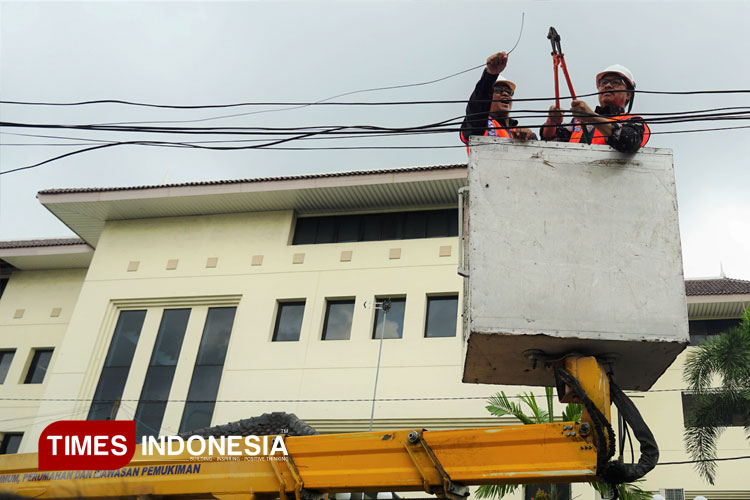 Wali Kota Hasto Wardoyo dan Wakil Wali Kota Wawan Harmawan memotong kabel yang semrawut. (FOTO: Zidniy Husnaya/TIMES Indonesia)