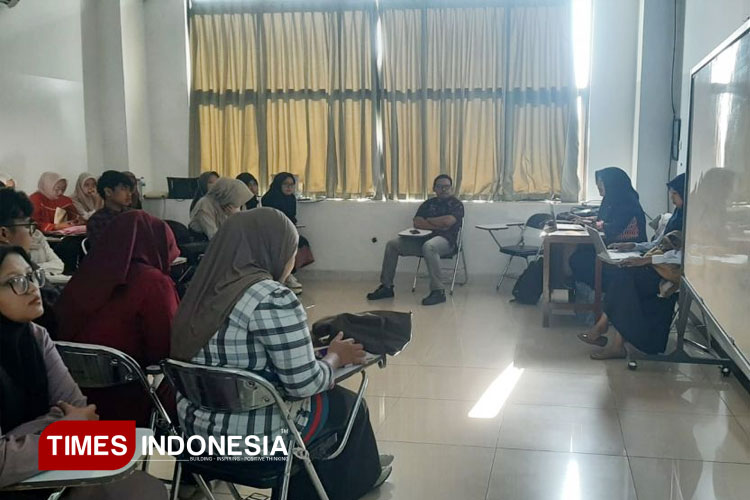 Tim Dosen Unisma Malang saat melakukan penelitian di kelas bersama mahasiswa. (FOTO: AJP TIMES Indonesia)