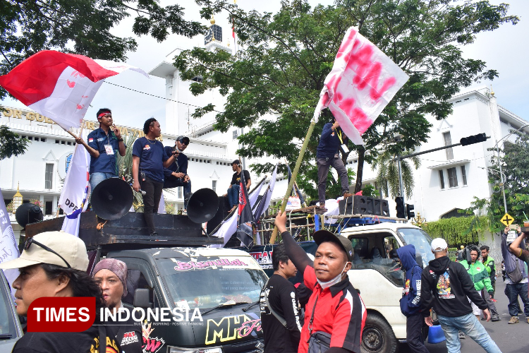 Aksi-demo-driver-ojek-online-di-halaman-Kantor-Gubernur-Jatim-B.jpg