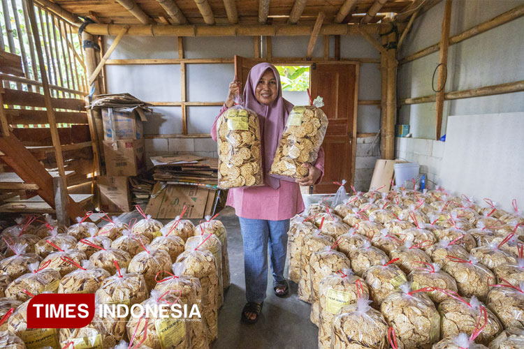 Bu Mariyah berpose di salah satu ruangan pabrik keripik tempe sagu miliknya di Dusun Sungapan, Kalurahan Sriharjo, Kapanewon Imogiri, Bantul, Yogyakarta, Selasa, 20/5/2025. (FOTO: Eko Susanto/TIMES Indonesia)