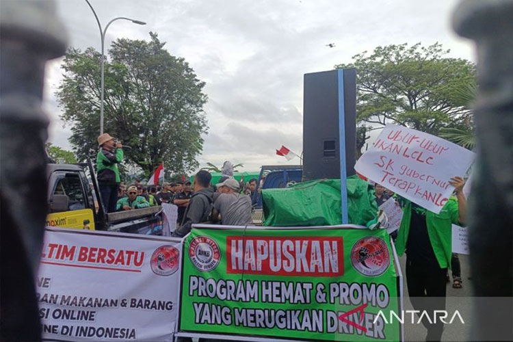 Para pengemudi ojek online menggelar aksi demonstrasi di depan Kantor Gubernur Kaltim, Samarinda, Selasa (20/5/2025). (ANTARA/Ahmad Rifandi)