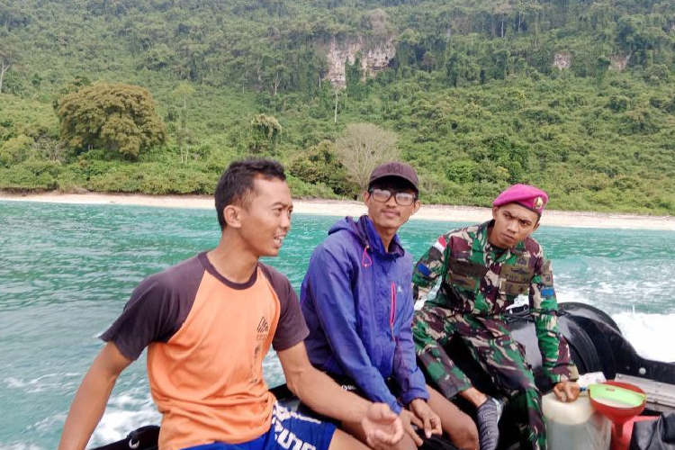 Satgas Marinir Evakuasi Dua ABK Terdampar di Pulau Nusa Barong