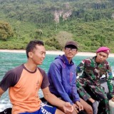 Satgas Marinir Evakuasi Dua ABK Terdampar di Pulau Nusa Barong
