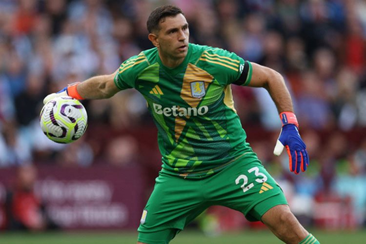Emiliano Martínez, kiper andalan Aston Villa dan Timnas Argentina dikabarkan masih belum punya klub untuk musim depan. (Foto: avillafan)