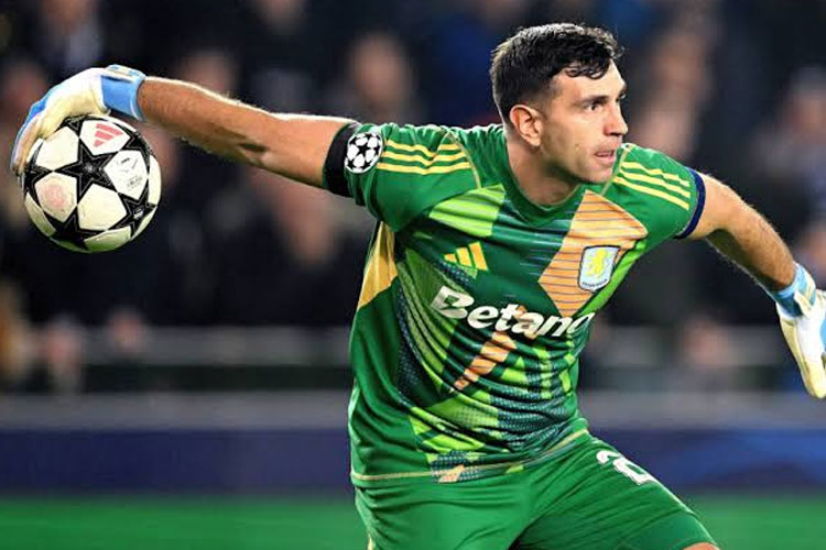 Barcelona Pertimbangkan Rekut Emiliano Martínez
