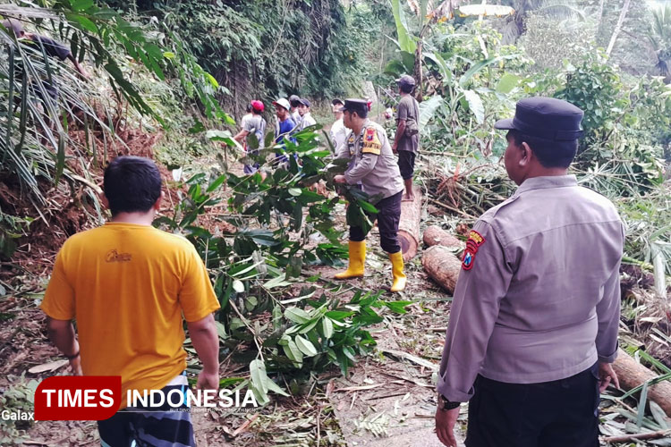Tanah Ambles Tutup Jalan Antar Dusun di Jatigunung, Polres Pacitan dan Warga Gercep Evakuasi