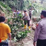 Tanah Ambles Tutup Jalan Antar Dusun di Jatigunung, Polres Pacitan dan Warga Gercep Evakuasi