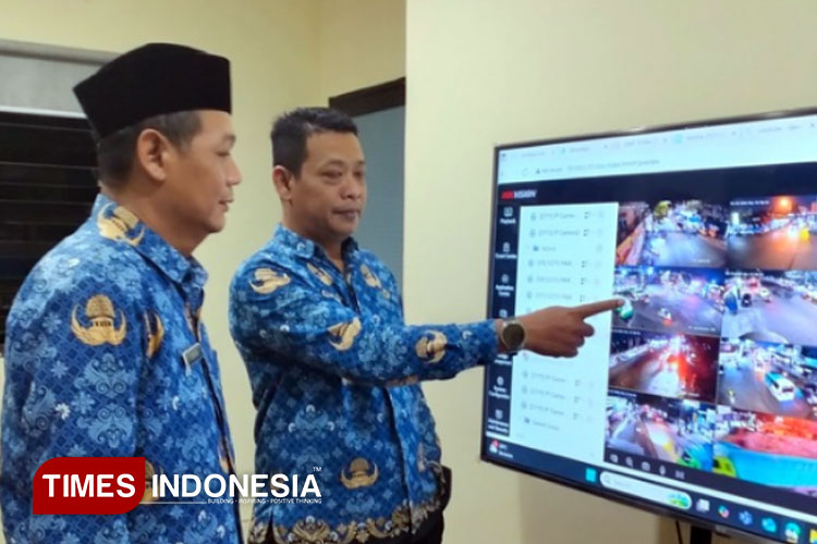Plt Kepala Diskominfo Gresik, Johar Gunawan (Kiri) didampingi Kabid Teknologi dan Informatika Diskominfo Gresik Sony Caturiyanto (Kanan) saat menunjukan CCTV secara real-time (Foto: Akmal/TIMES Indonesia).