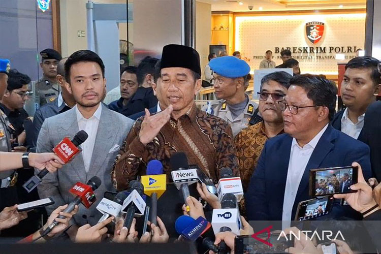 Presiden ke-7 RI Joko Widodo memenuhi panggilan Bareskrim Polri untuk memberikan klarifikasi terkait laporan soal ijazahnya, di Jakarta, Selasa (20/5/2025). (Foto: ANTARA/Fianda Sjofjan Rassat)
