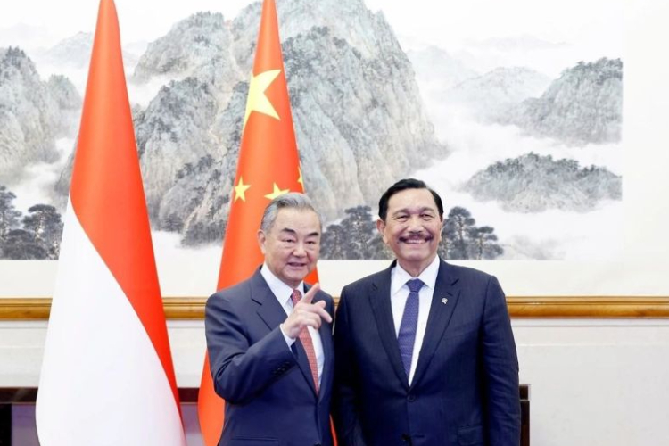 Menteri Luar Negeri China Wang Yi dan Ketua Dewan Ekonomi Nasional (DEN) Luhut Binsar Pandjaitan bertemu di Beijing, Selasa (20/5/2025) (FOTO: ANTARA/HO-Kementerian Luar Negeri China)