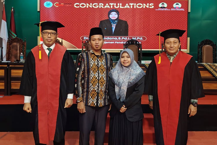 Dr. Nurul Indana bersama dosen penguji disertasi UIN Satu Tulungagung
