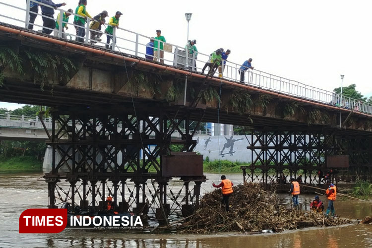 Menumpuk Akibat Pladu dan Hujan, Sampah di Kaki Jembatan Lama Kediri Dibersihkan