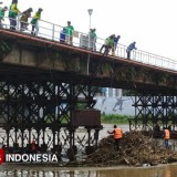 Menumpuk Akibat Pladu dan Hujan, Sampah di Kaki Jembatan Lama Kediri Dibersihkan