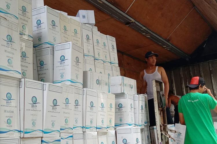 Ribuan kardus berisi air zamzam disimpan di Gedung F2 Asrama Haji Sukolilo Surabaya, Selasa (20/5/2025). (FOTO: Dok.MCH)