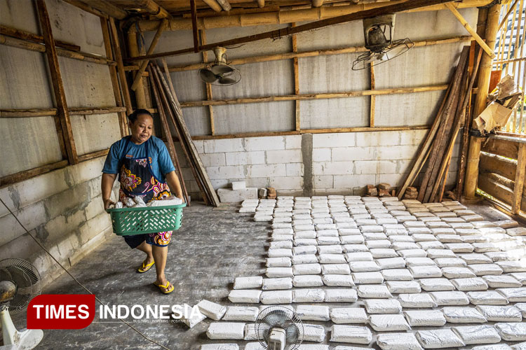 Ruang-pendinginan-tempe-sebelum-dipotong-menjadi-keripik-tempe-sagu.jpg