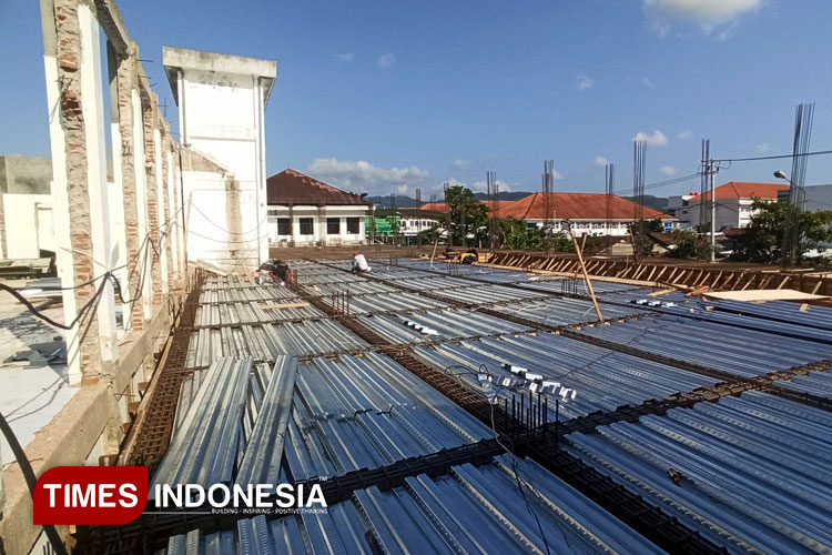 Pembangunan salah satu unit gedung RSUD dr Darsono Pacitan. (Foto: Yusuf Arifai/TIMES Indonesia)