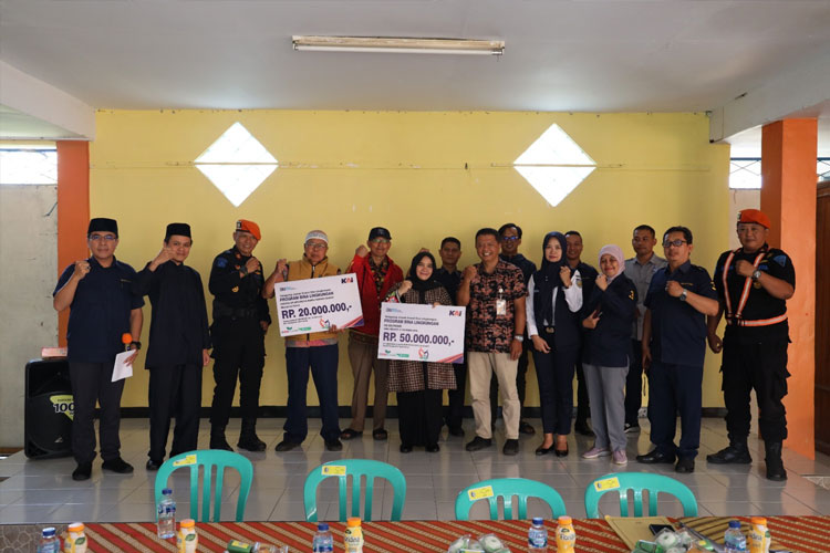 Seorang-petugas-PT-KAI-Daop-2-Bandung-saat-menanam-pohon-2.jpg