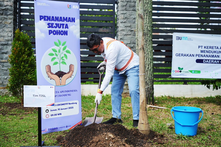 PT KAI Daop 2 Bandung Salurkan Bantuan Sosial dan Lingkungan Senilai Rp299 Juta
