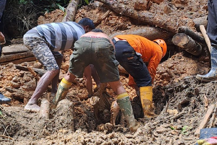 Tim SAR gabungan mengevakuasi tiga korban banjir bandang dan tanah longsor pada operasi pencarian hari keempat di Kampung Jim, Distrik Catubouw, Kabupaten Pegunungan Arfak, Papua Barat, Selasa (20/5/2025). (FOTO: ANTARA/HO-Basarnas Manokwari)