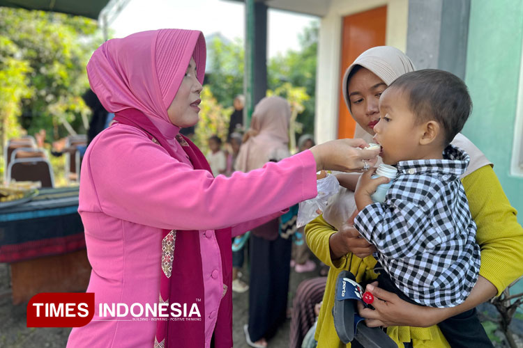 melihat-kondisi-anak-Posyandu-2.jpg