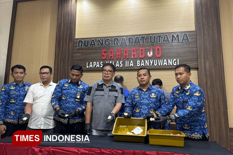 Kalapas Banyuwangi, I Wayan Nurasta Wibawa, beserta anggota dan Kasat Resnarkoba Polresta Banyuwangi, AKP Nanang Sugiyono (baju abu) saat menunjukkan BB. (FOTO: Anggara Cahya/TIMES Indonesia)