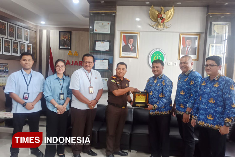 Bapenda Majalengka memberikan penghargaan kepada Kejari Majalengka. (FOTO: Jaja Sumarja/TIMES Indonesia)
