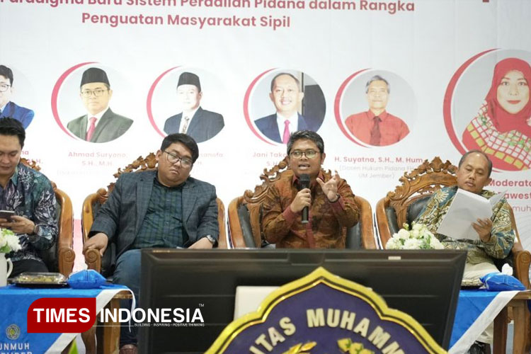 Ahmad Suryono saat memberikan materi pada acara Seminar Nasional. (FOTO: AJP TIMES Indonesia)
