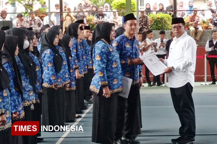 Bupati Majalengka Lantik PPPK dan Serahkan SK Pengangkatan CPNS Formasi 2024